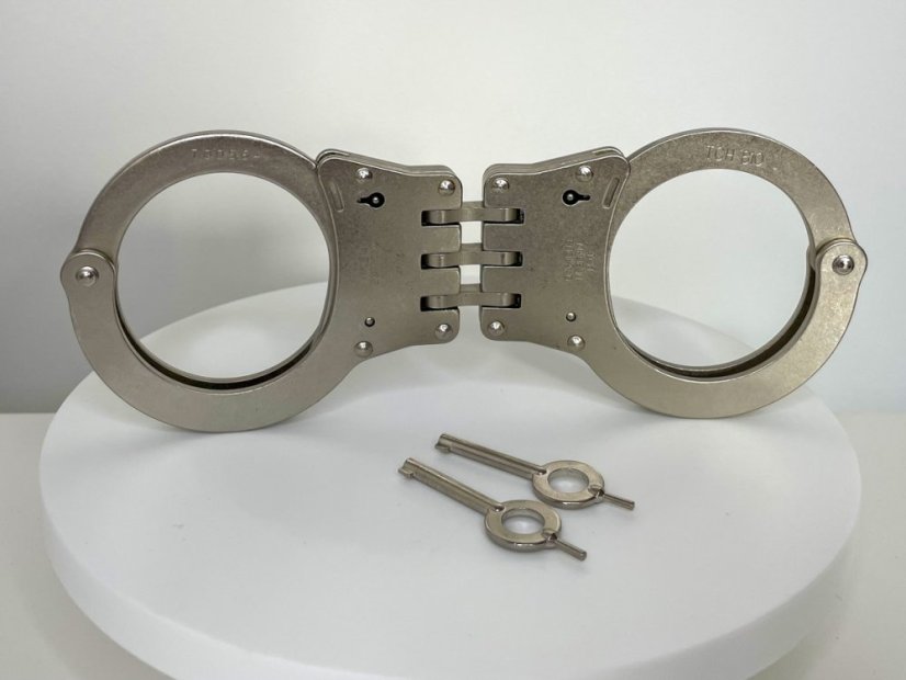 Kovová pouta s pantem